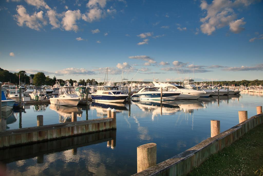 Inn At Harbor Hill Marina Niantic Bagian luar foto