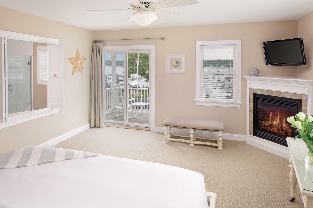 Inn At Harbor Hill Marina Niantic Bagian luar foto